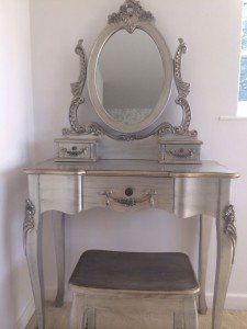 Vanity desk with mirror