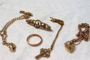Assorted 9ct yellow gold jewellery