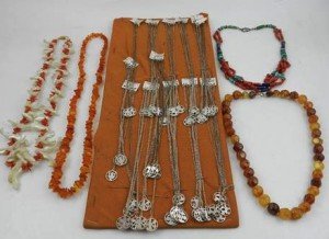 quantity of jewellery