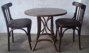 round dining table