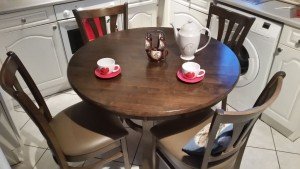 circular dining table,