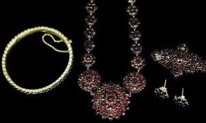 suite of jewellery