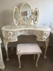 kidney shaped vanity table