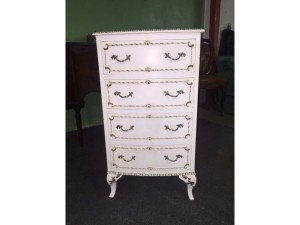 chest of four drawers
