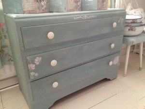 chest of three drawers