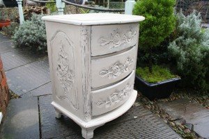 chest of three drawers