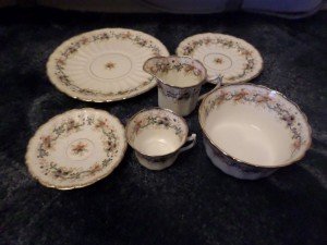 daisy patterned dinner ware