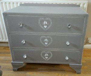 chest of three drawers